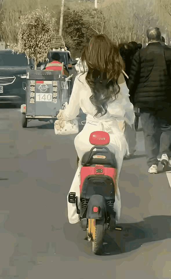 从车来看，应该是被追尾过 