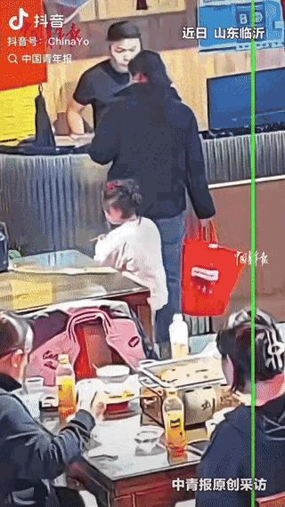 泪目了。山东，一位母亲给孩子看完病后，身无分文，走进餐馆怯生生地对老板说：“能不