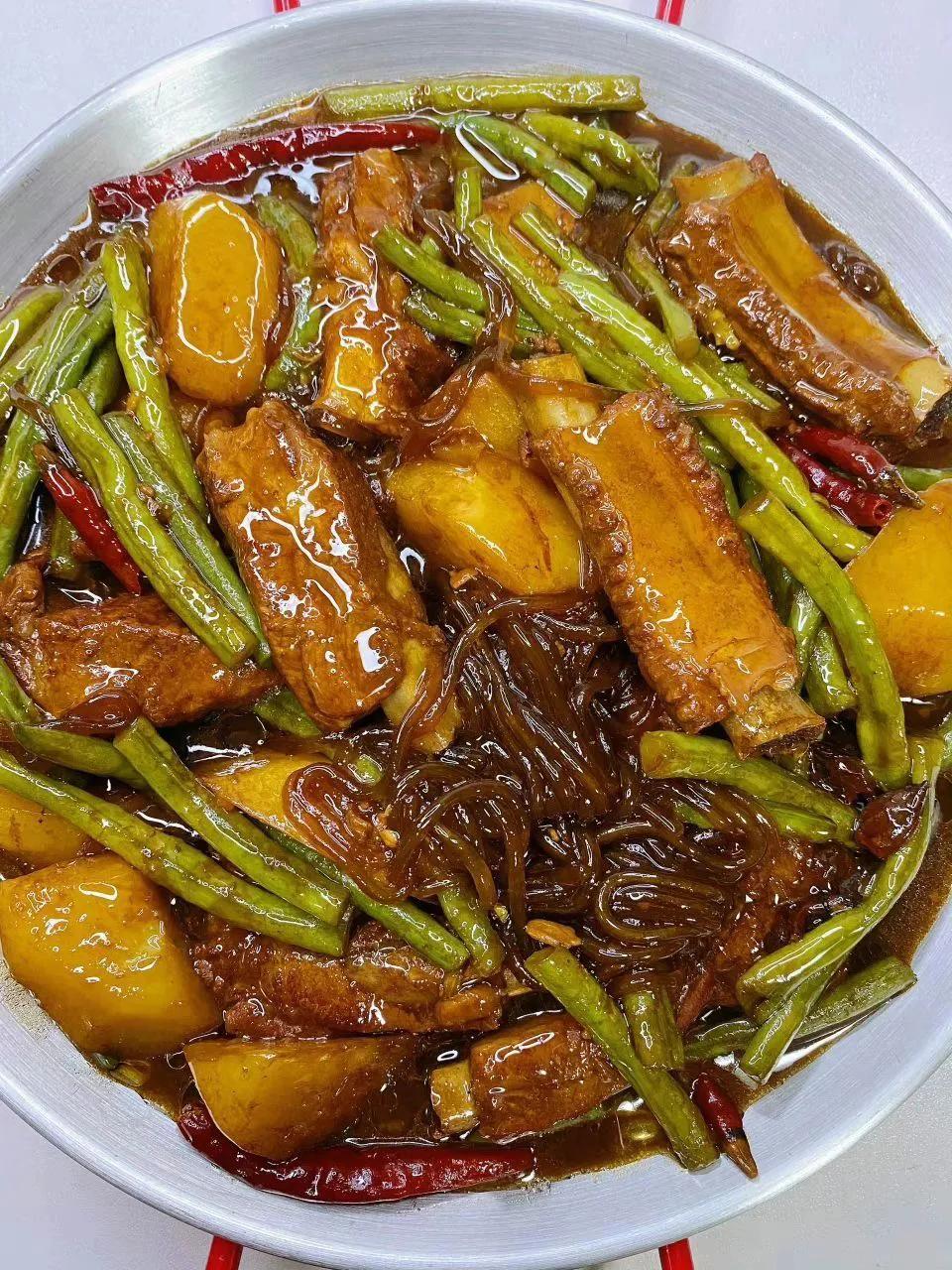 好家伙给我香迷糊了!!这个乱炖也太好吃了!!
     隔三差五就想来一锅这个土