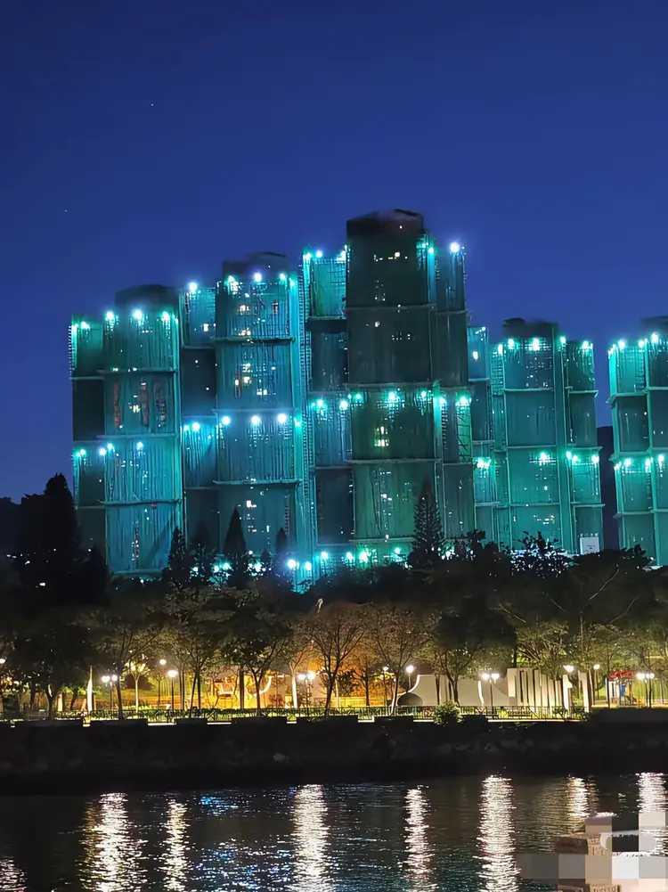 香港新界大埔火灾前后对比。
火灾前，灯光璀璨，一片歌舞升平。
谁料一夜之间变了天