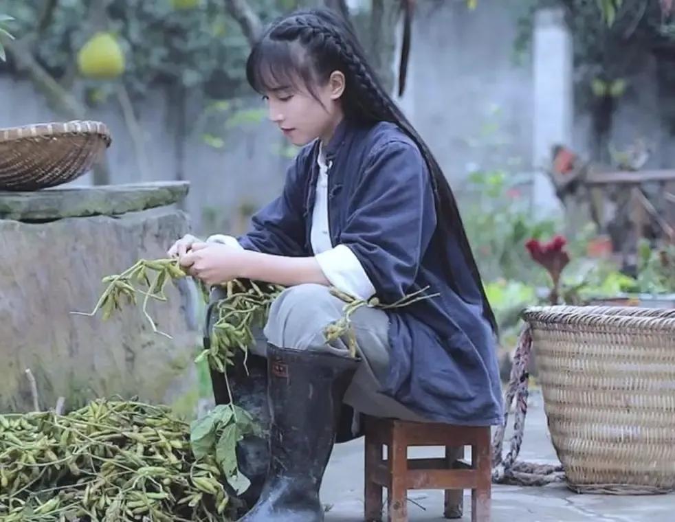 有人说李子柒虽然打赢了官司拿回了品牌控制权，但时过境迁物是人非她的光芒早已不在很