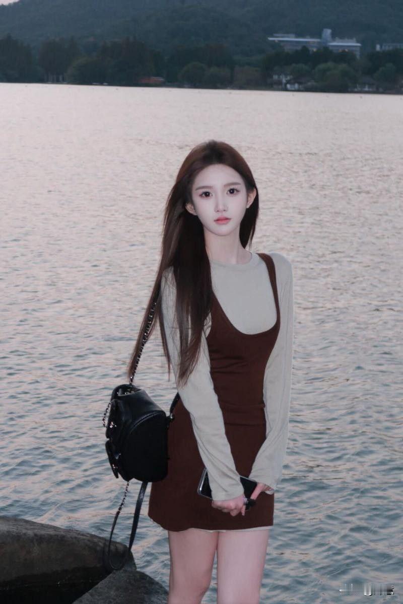 湖畔美人影，风姿绰约间。