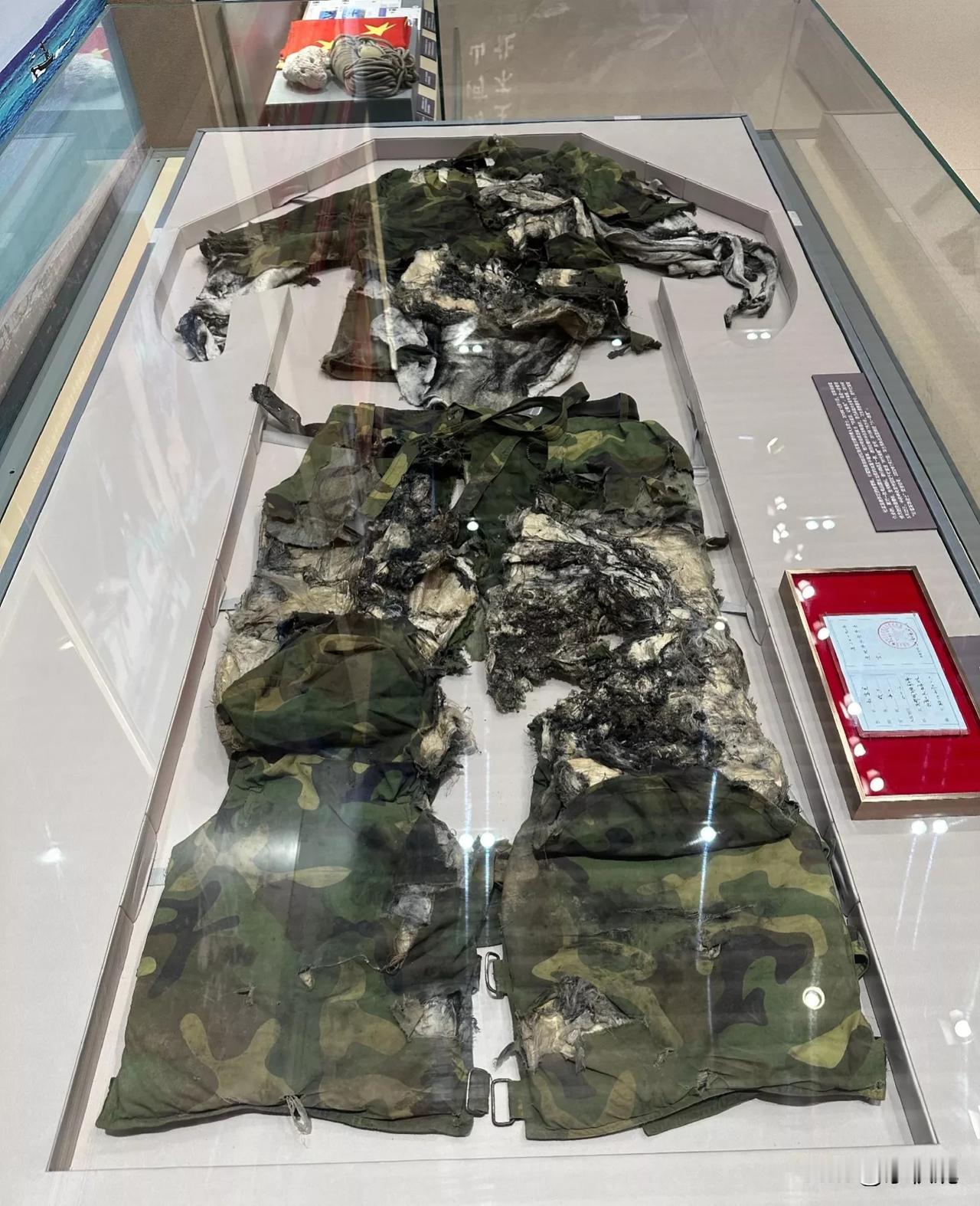 专门为了看这身衣服，去了趟中国人民革命军事博物馆，照片中是杜富国排雷爆炸当天所穿
