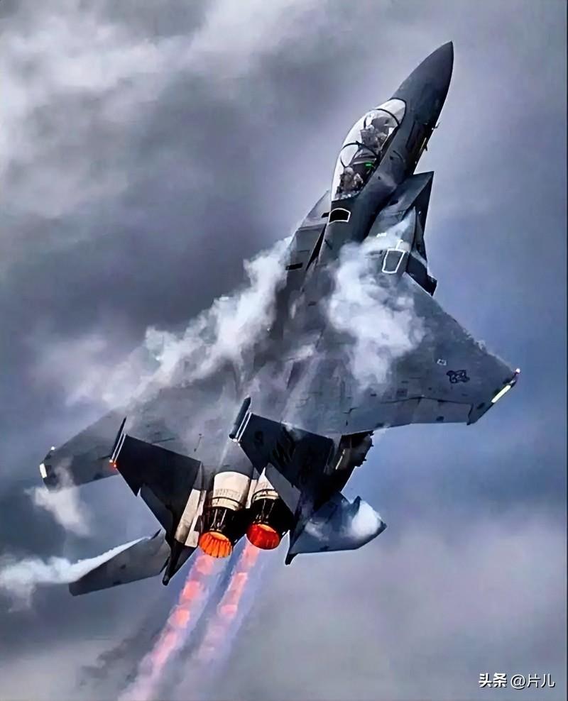 突发消息！美国第四架战斗机坠毁！刚刚，多家外媒发布快讯称，一架隶属于美军的F15