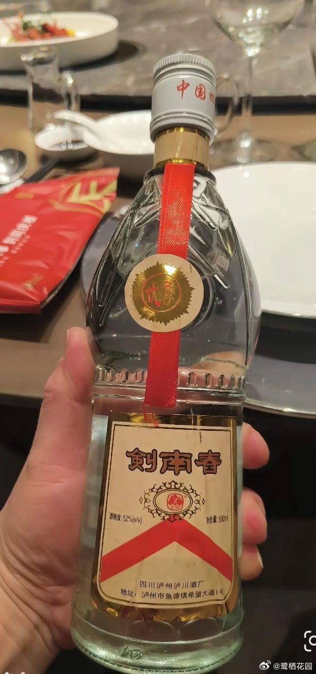 火把耀凉山，佳酿传千年凉山火把狂欢季，熊熊火把燃亮山野，人间欢聚，总少不了一壶好