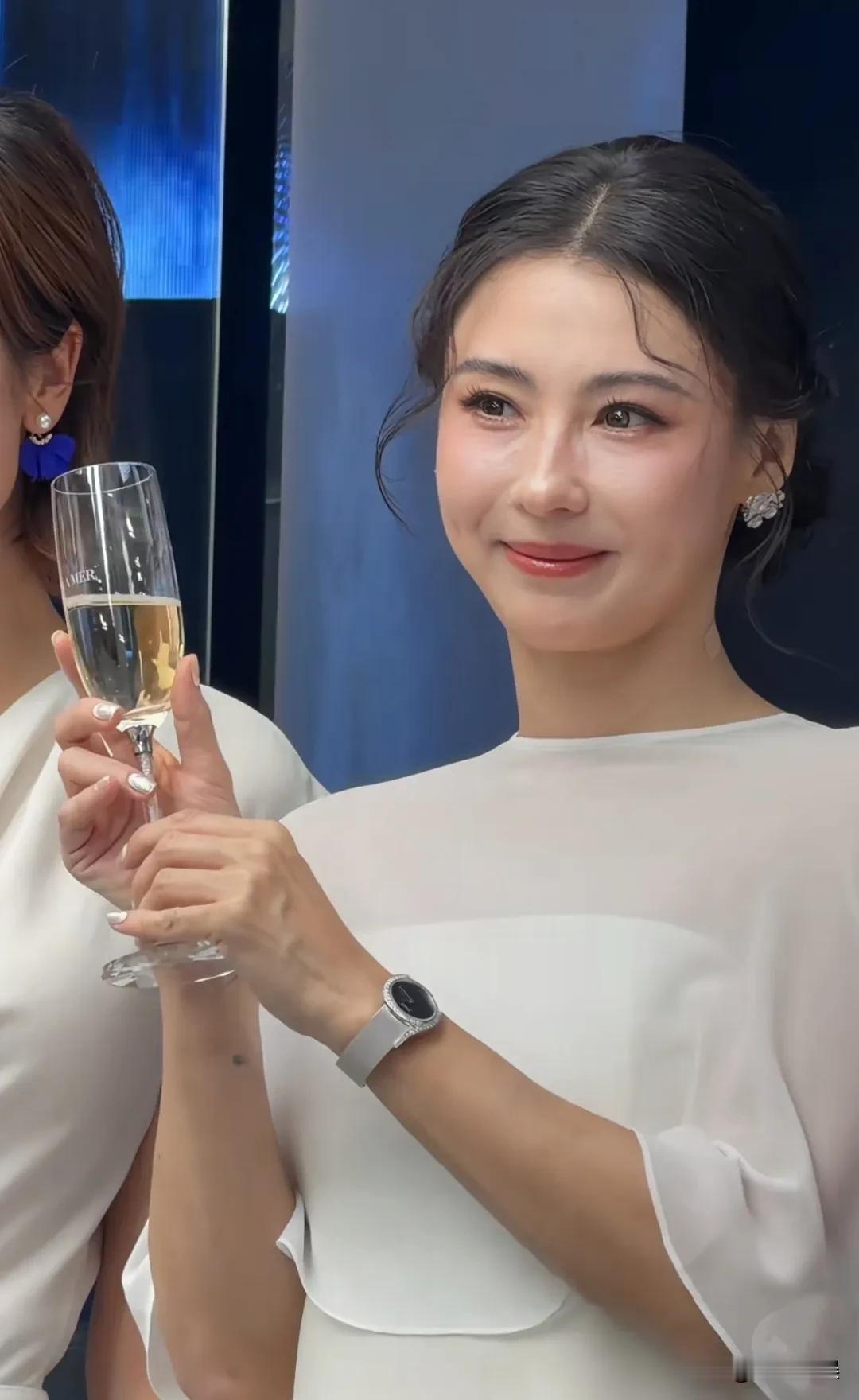 张柏芝对她这张伟大的脸，做了什么呀？那么美的骨相，都不见了。[捂脸]
她现身深圳