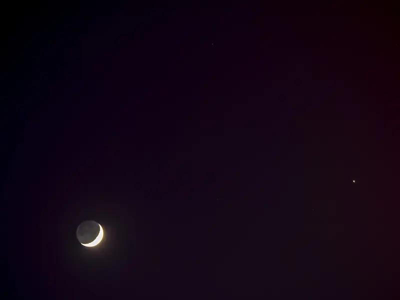 月 26 日那天，我相册里定格了一张超满意的照片——木星合月。
当天日落后，上弦