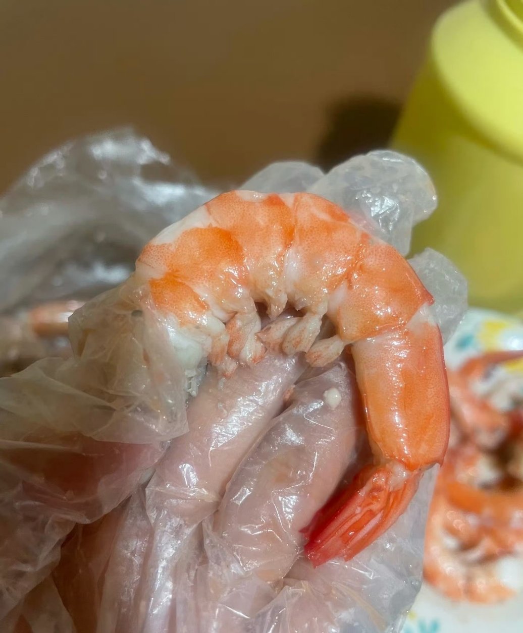 发现虾腿有肉以后 就一点点肉，没必要，不过我一般吃虾的顺序是这样的，先咬去掉虾头