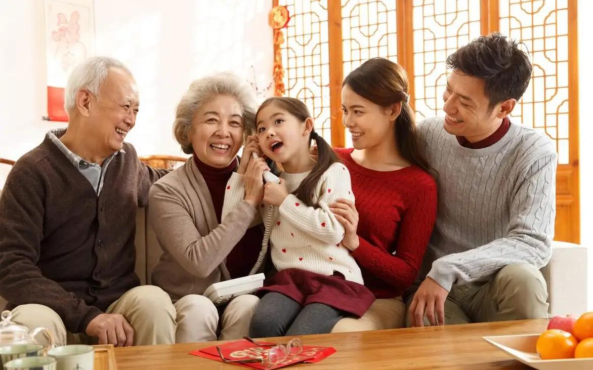 古人向往的幸福，不过八个字：
家人闲坐，灯火可亲。
年轻的时候总想着闯天下，追名