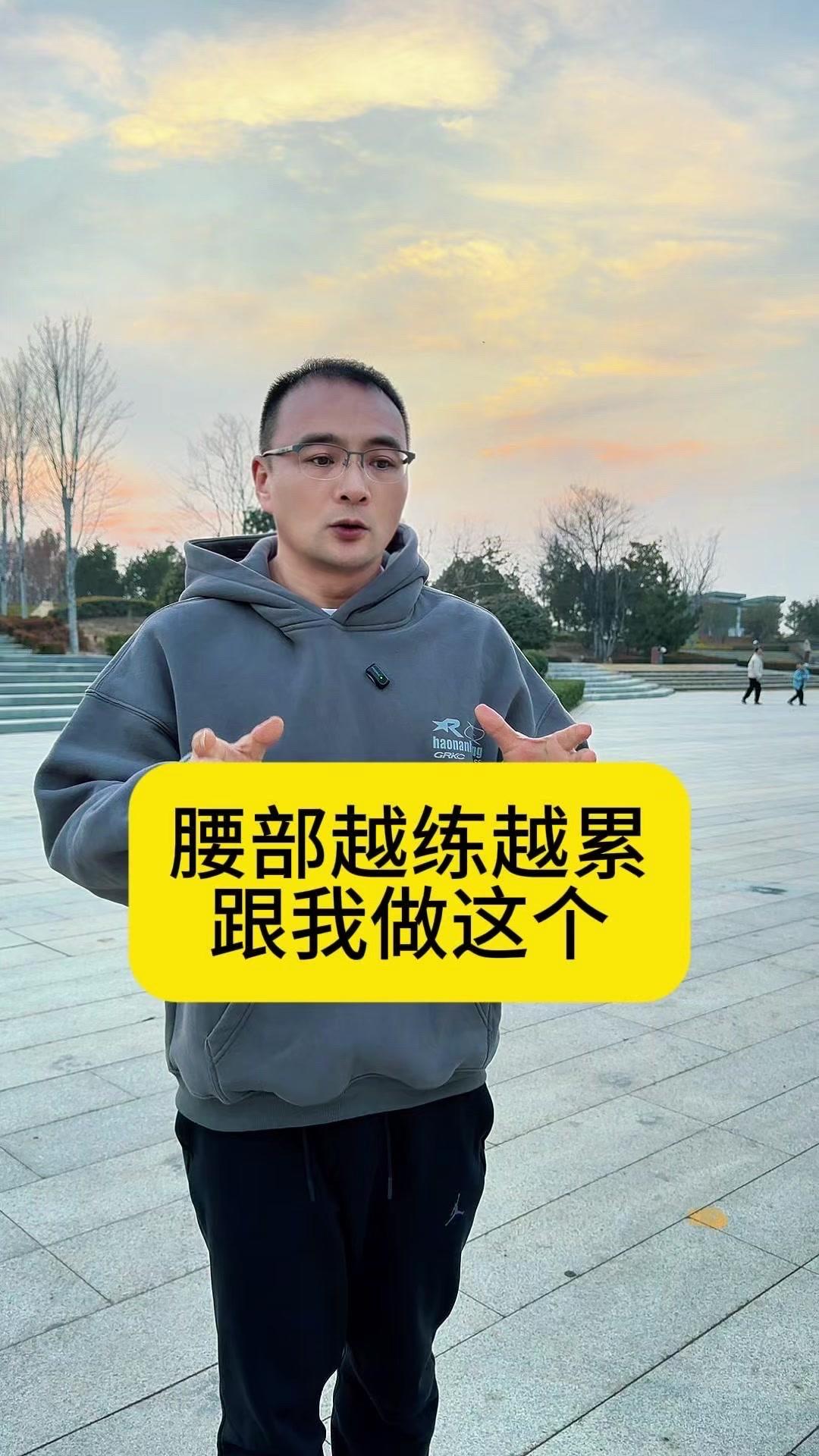 最近跳舞总觉得腰累，拉伸也没用？跟着做这个动作试试：右脚向侧前方点地，上半身向左