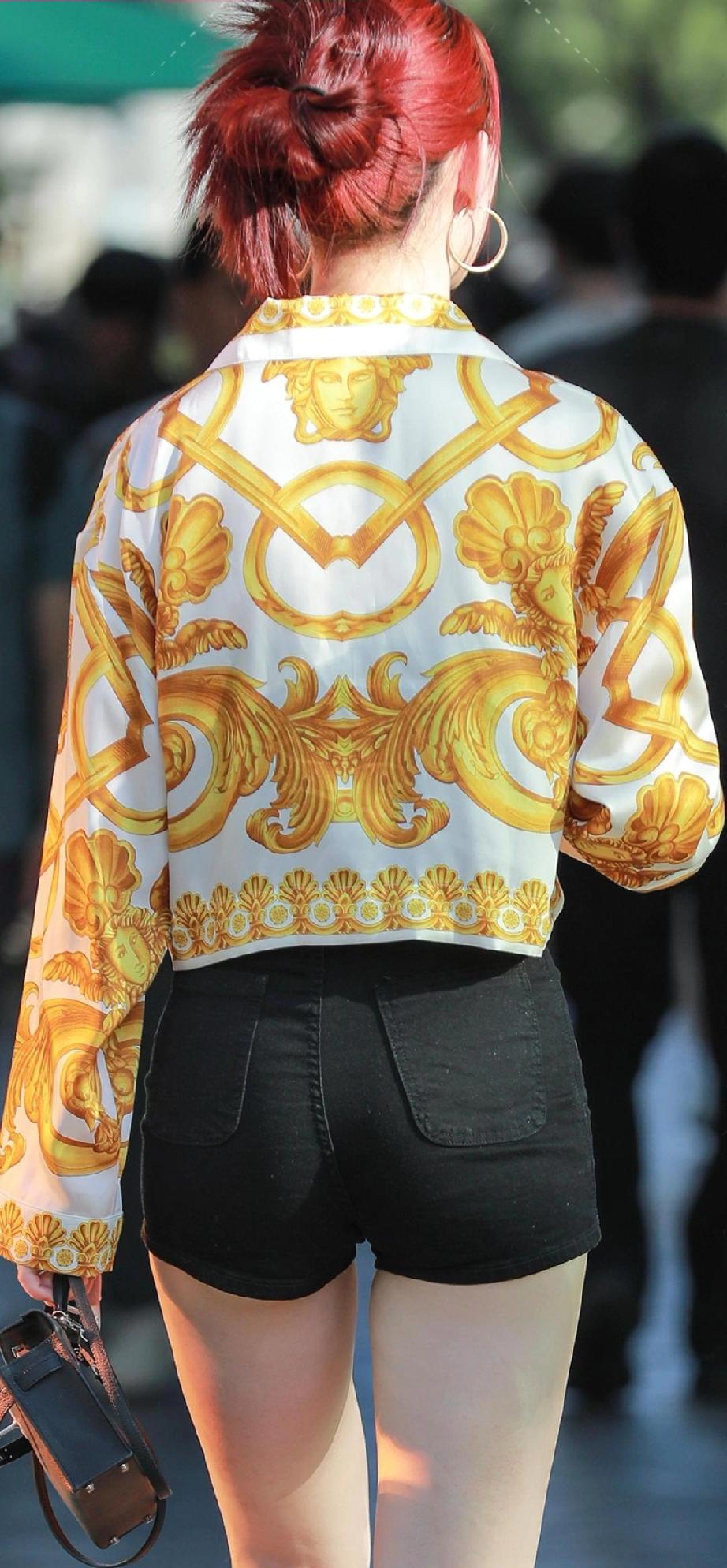 街头偶遇时尚达人，金花与黑 shorts 的完美搭配，回头率满分！"