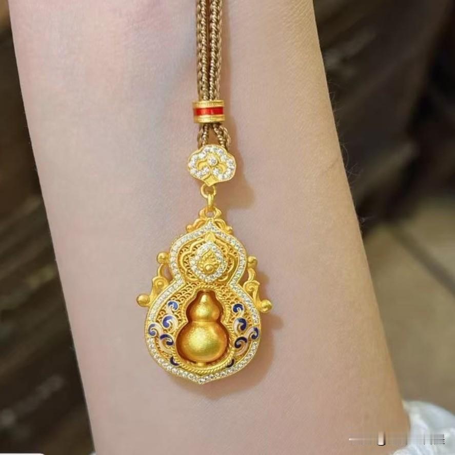 当一个人历经千山万水后，
终将在开悟中习得清醒是“破相”。
言语是镜，张口见因果