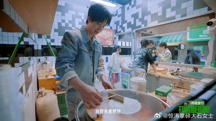 刘宇宁摊煎饼刘宇宁山东煎饼技术展示 看刘宇宁摊煎饼那段，从和面到出锅都挺顺的。旁