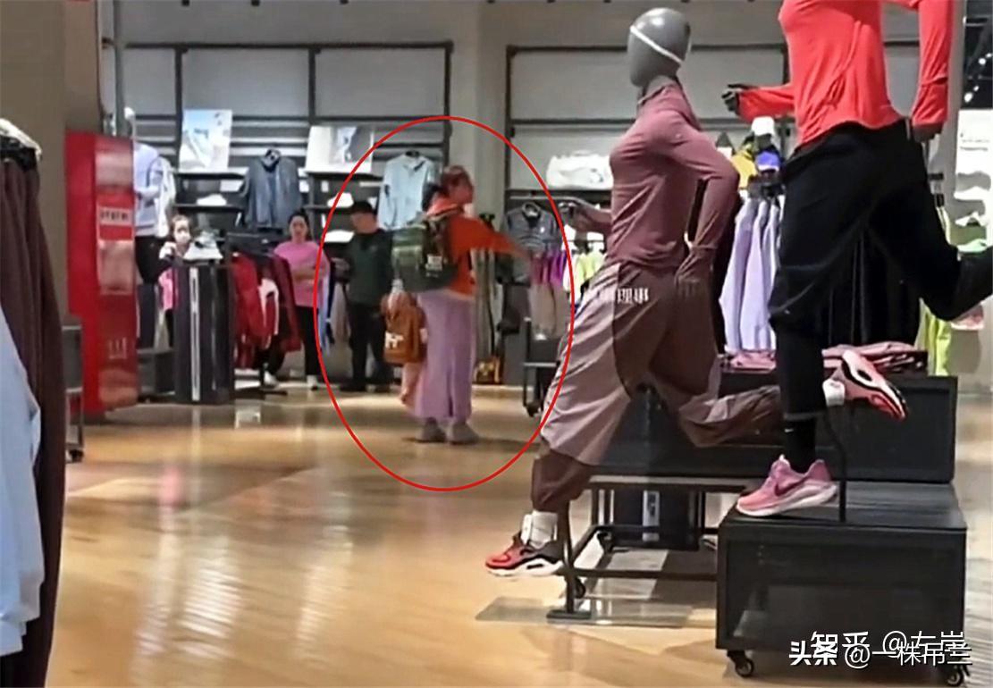 近日，一名女子在北京大兴区一家耐克专卖店脱掉穿着的桔红色上衣，闹腾着让店员把40