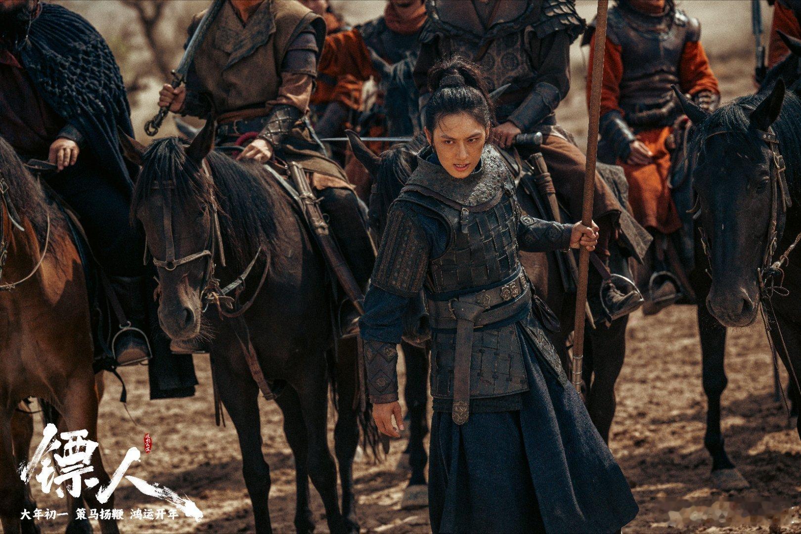 镖人群像每一格都有故事感 大漠风沙勾勒壮阔江湖图景，人物神态各异满是故事感，目光