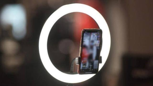 河南有个女孩，才19岁，家里是做冷链生意的，她中专没念完就辍学了，在自家档口管账