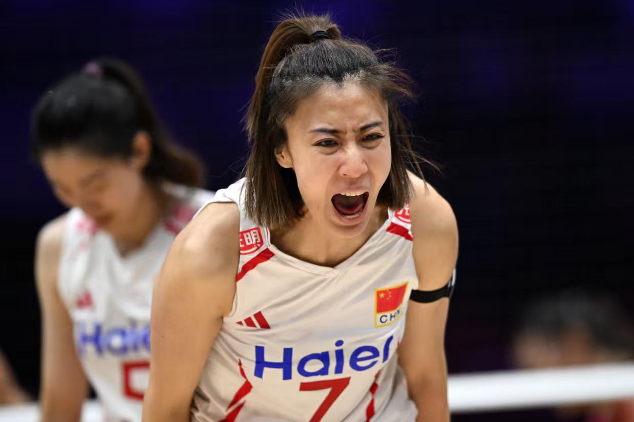 中国女排3-0拿下开门红，
可全队最紧绷的一环，
出在二传张籽萱身上：
2号位背