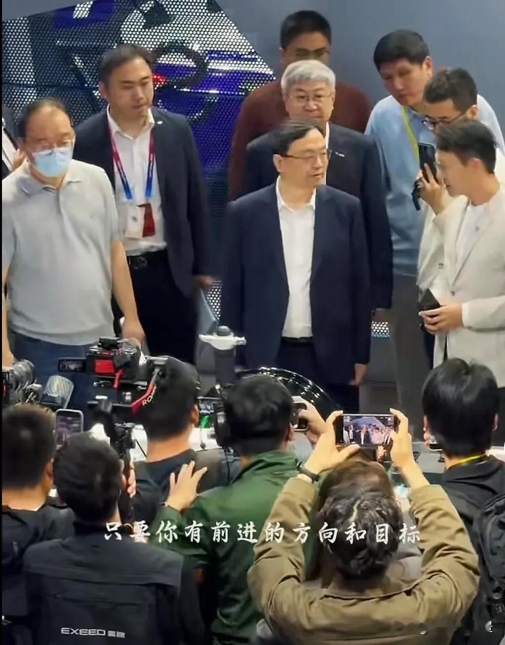 2026年北京车展，BYD老总王传福一如往常，被众星捧月。船夫哥也镇定自若、当仁