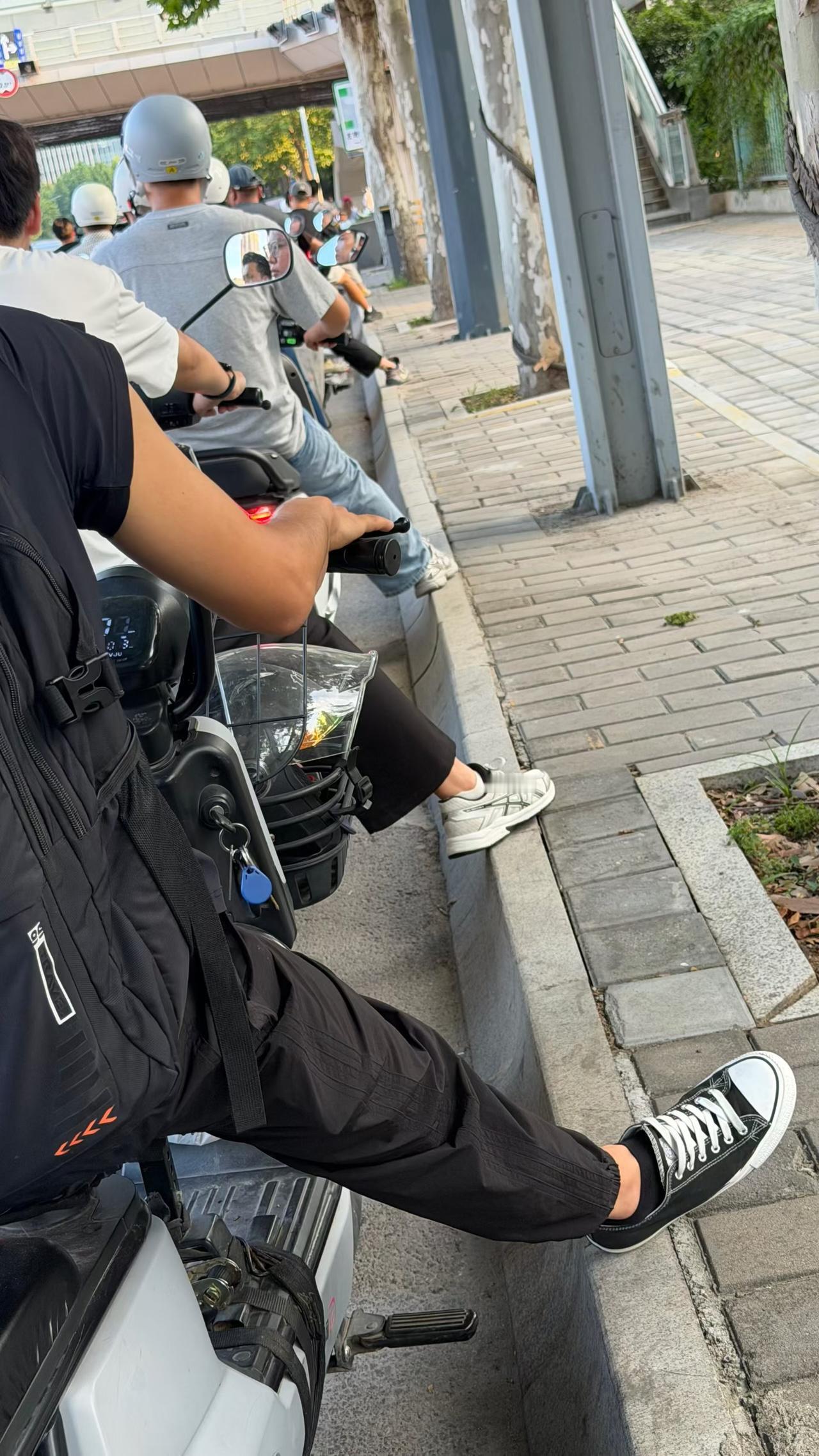 发现一个怪问题🙋：等红绿灯或是临时停时，电炉佬们为什么统一都是右脚脚着地呢？