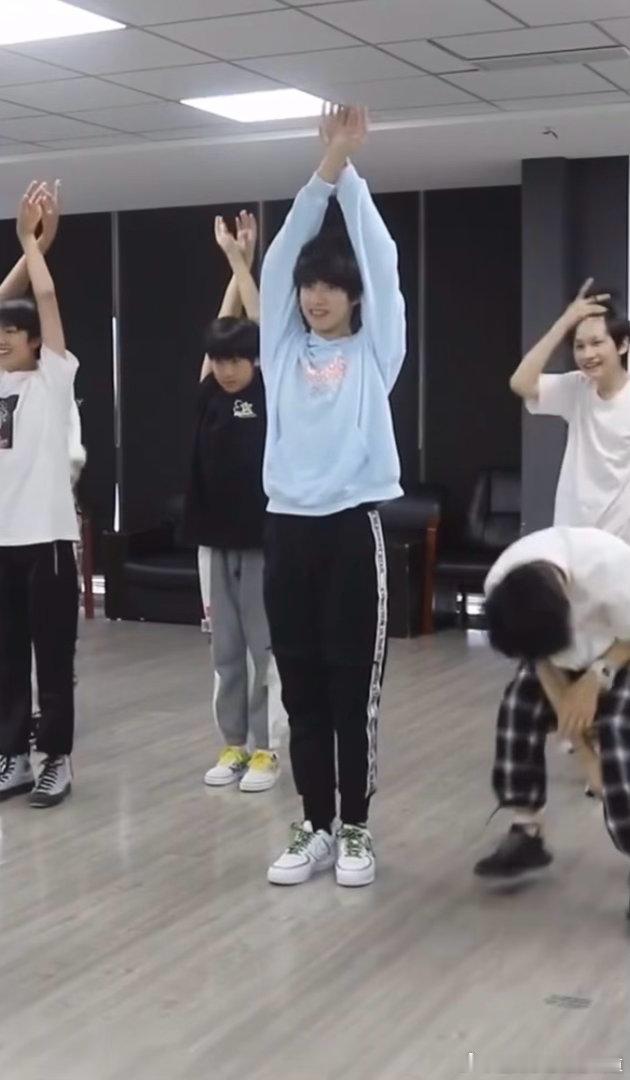 小宝宝小白杨小天鹅笔直直的哎🦢好乖 