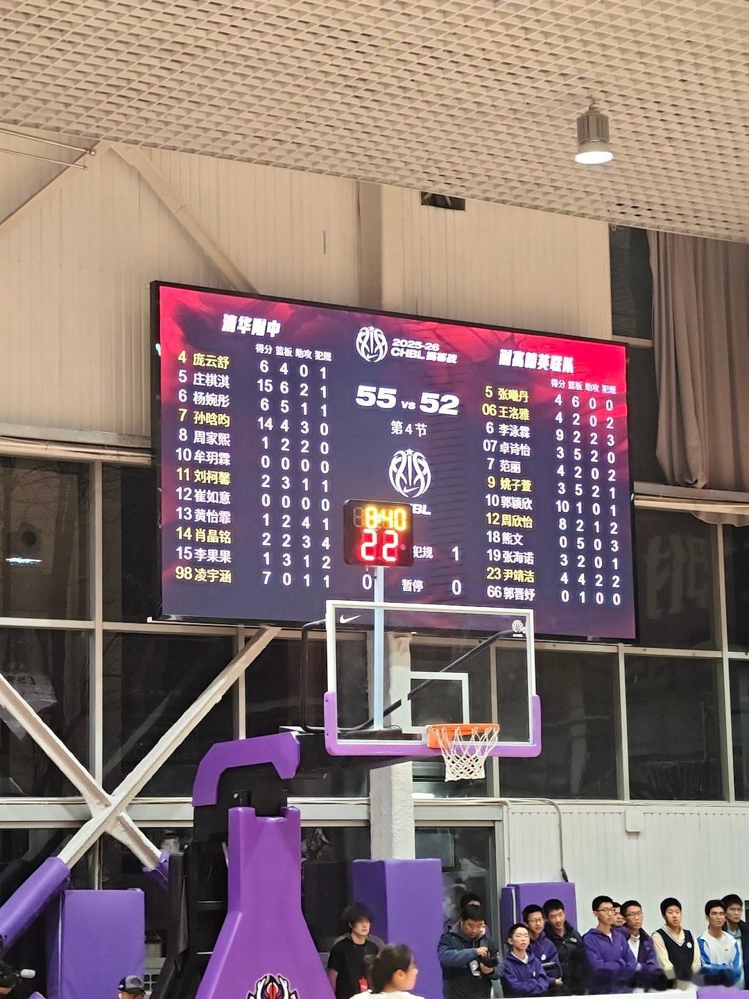 比赛进入最后一节，清华附中的7号孙晗昀已经14分4篮板3助攻，是球队扭转局势的关