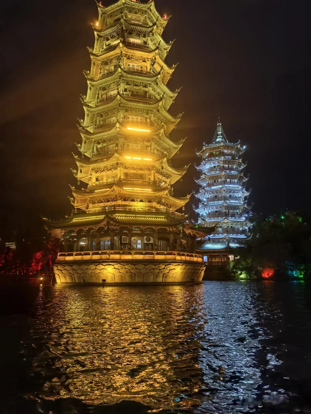 游桂林
千里驱车赴桂垓，
群峰叠翠入眸来。
江浮玉嶂云天漾，
波漾霓虹画舫回。