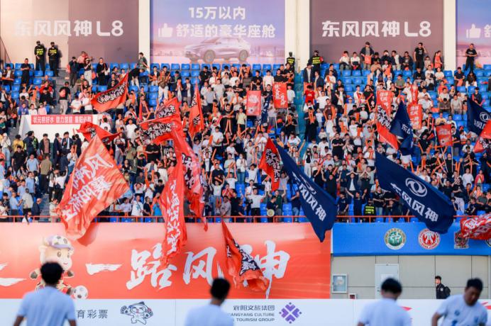 东风风神为楚超襄阳队全员赠送专业足球战靴扎根湖北本土车企助力民间全民足球，正值联