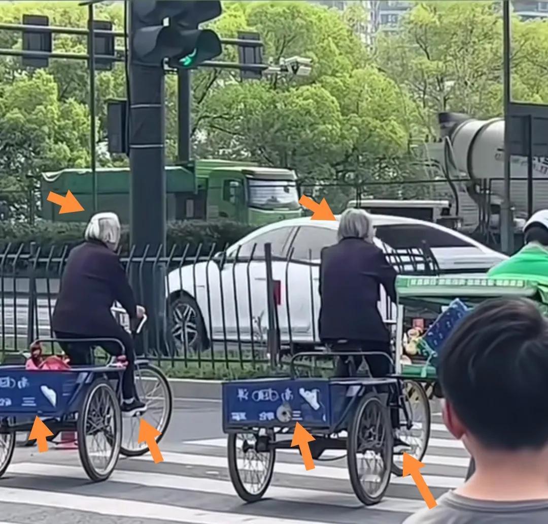 城市中的平行空间两位同样的白发老人骑同样的三轮车等红绿灯。