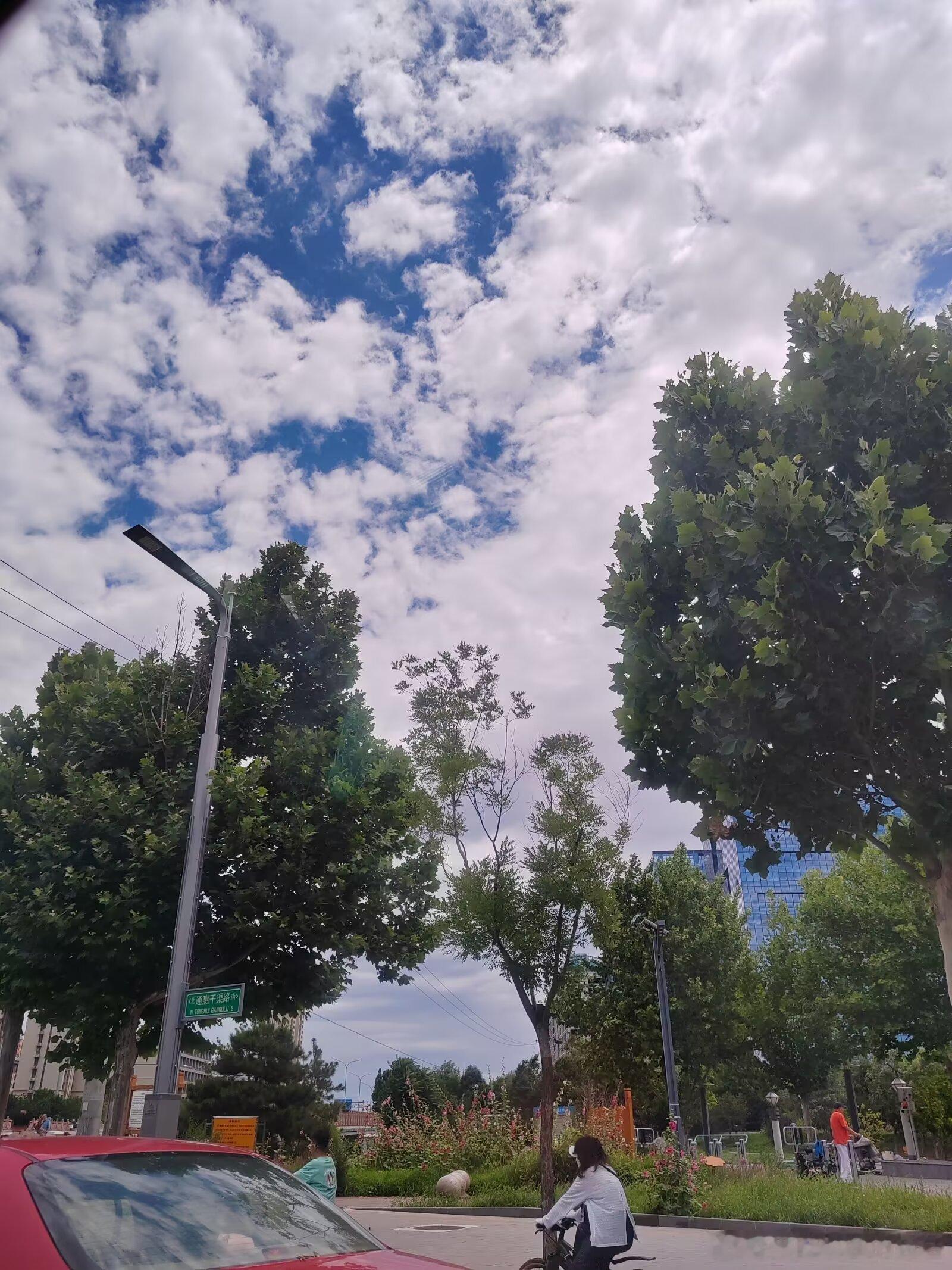 别总闷在原地被情绪裹挟，有空就多出去走走，不必等完美的天气才出发，走出去就能换份