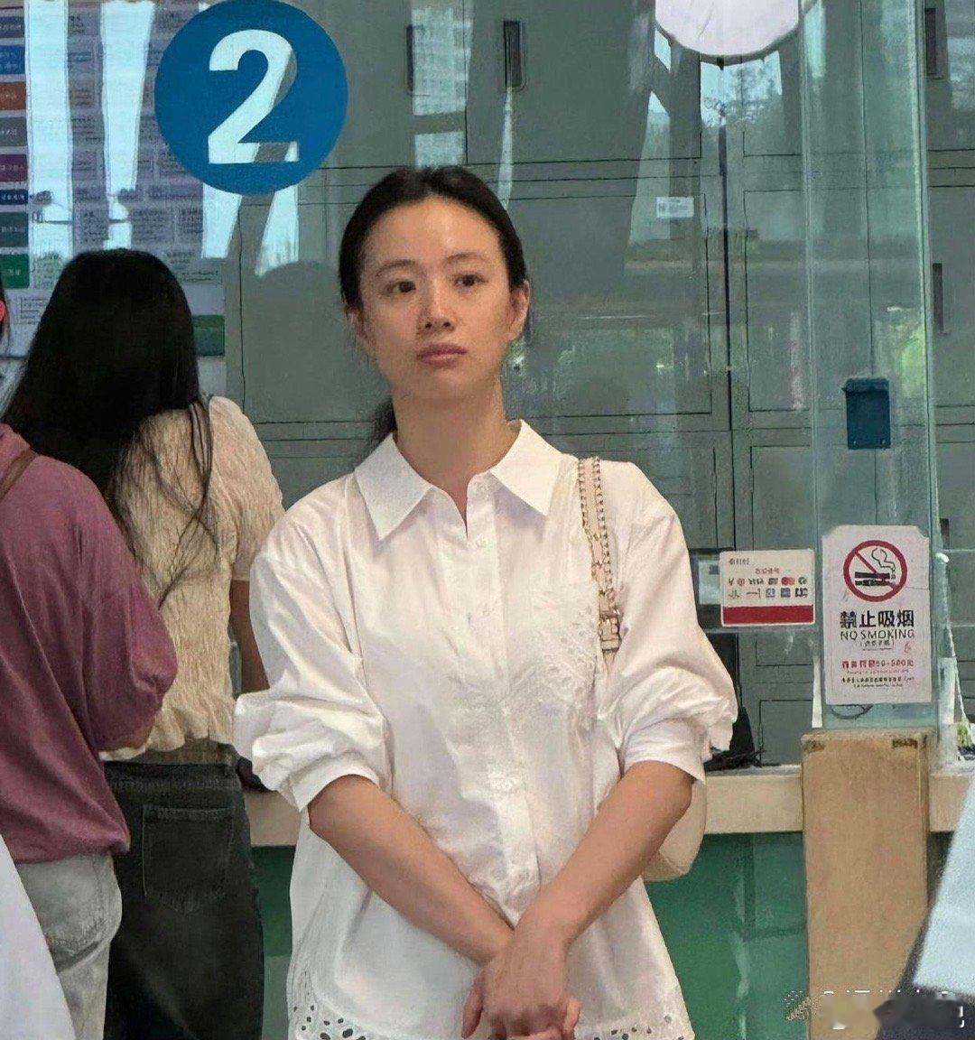 李梦私下经常素颜示人，和周冬雨一样，皮肤底子真的蛮好的。 ​​​