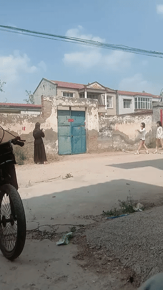 这几名年轻女子竟然轮流用脚踹一座废弃房子的大门？
看起来像是在拍段子？
果然女人