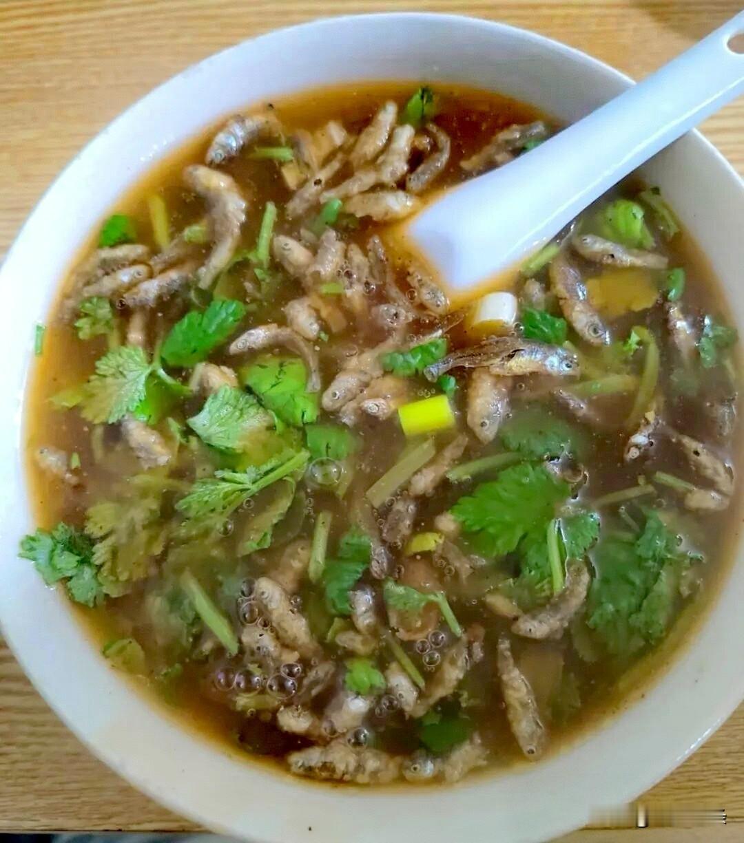 尉氏小鱼汤是本地独有的特色早餐，起源于贾鲁河沿岸。
以面筋、胡椒熬制底汤，放入提