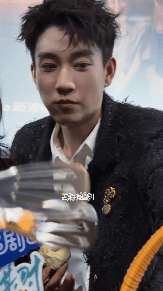 王子奇怼脸生图含金量王子奇怼脸生图高清怼脸生图印证王子奇的真实颜值，没有美颜滤镜
