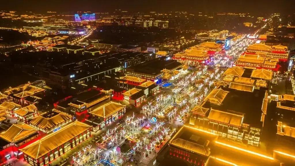 （上图）西安大唐不夜城，
（下图）日本浅草寺
问：想说明什么？

今天刷头条遇到