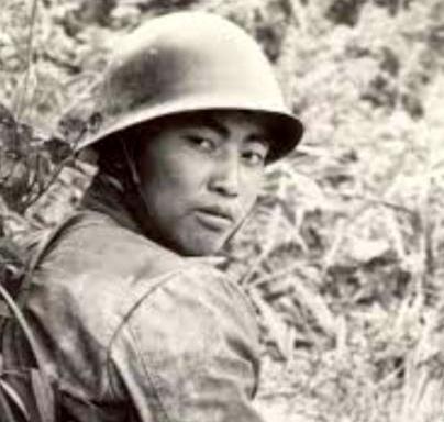1984年，老山前线，新兵张忠顺在激战中与大部队失散，他非但没有惊慌，反倒咧嘴一
