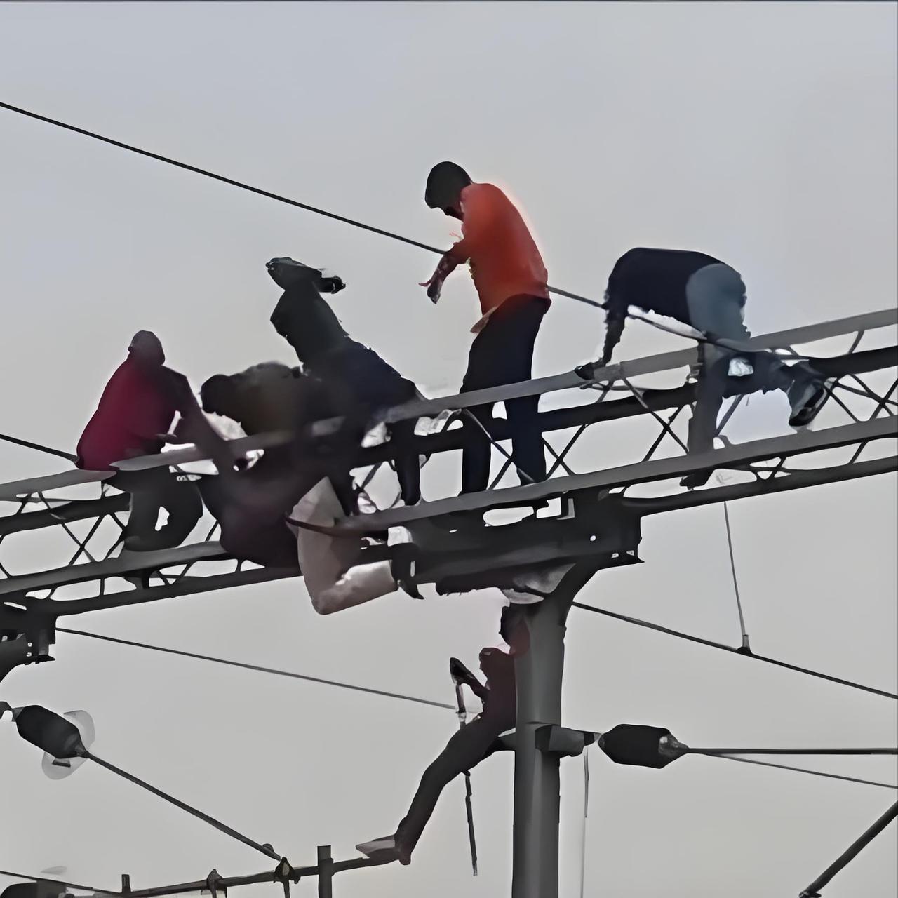印度男子爬电线杆轻生，救援人员竟直接拳打脚踢
近日，印度马哈拉施特拉邦一火车站，