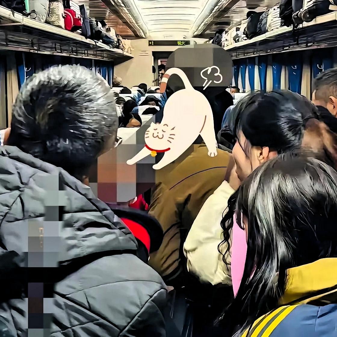 飞机没想到，
高铁没想到，
大巴更没想到，春运里最香的居然是哐当哐当的绿皮车！