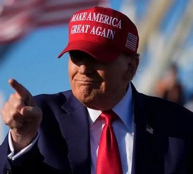 一边将别人摁在地下摩擦，一边还不准别人反抗，这就是美国总统特朗普，蛮不讲理的特朗