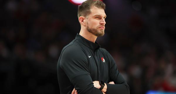 据马克·斯坦报道，波特兰开拓者正开始考察教练市场，以更全面评估球队未来的选择。