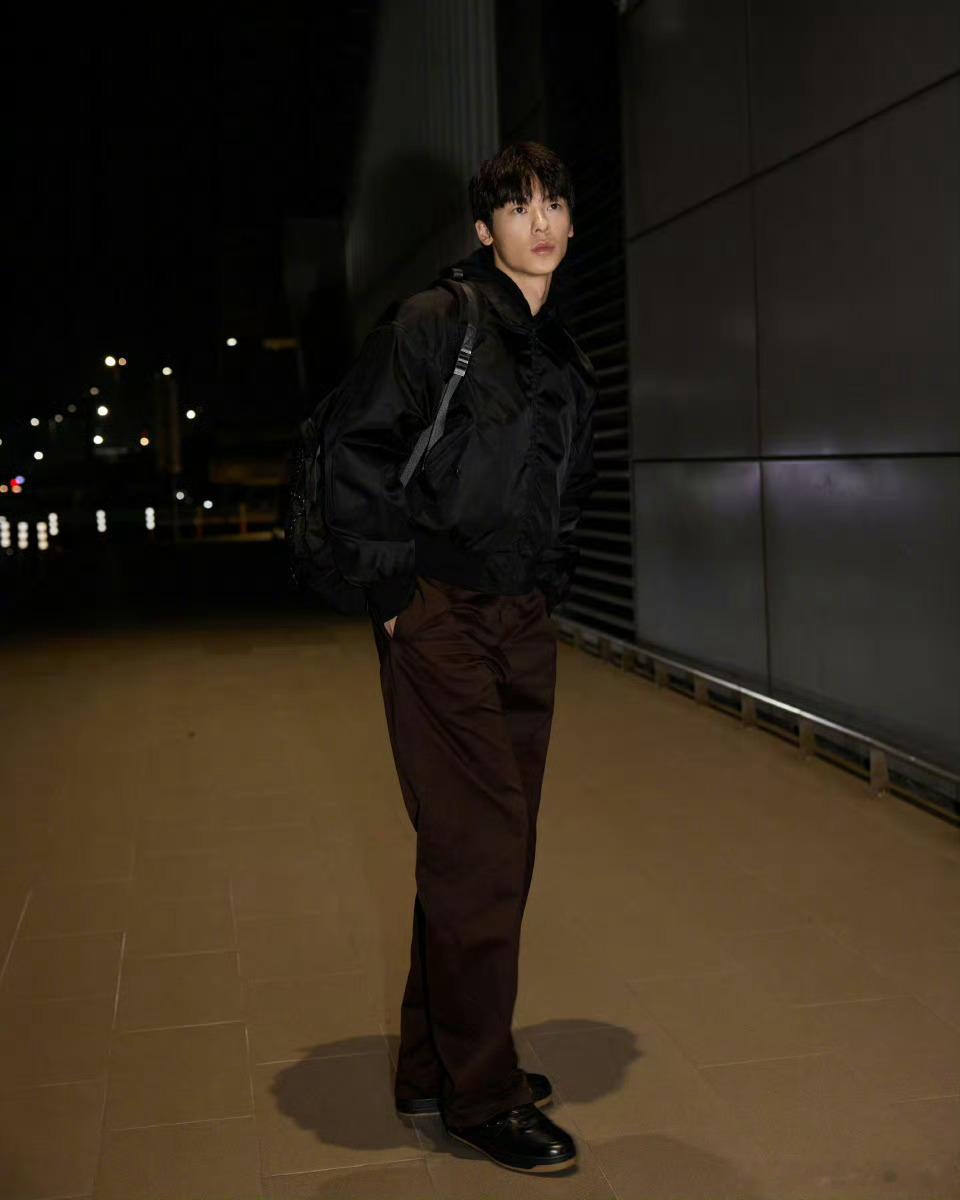 许光汉机场出发即将前往米兰参加 Prada男装周米兰男装周