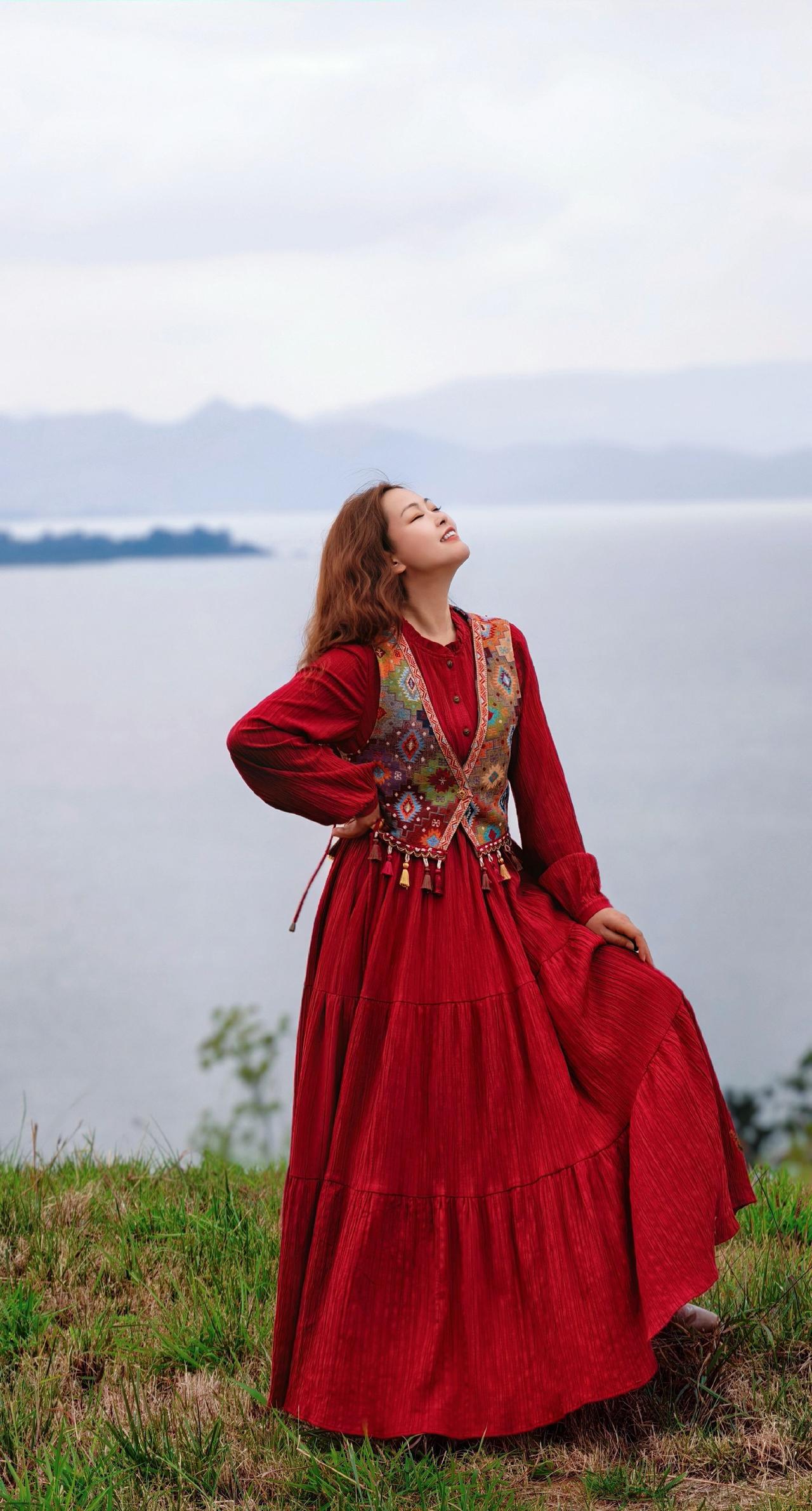 我为你原创设计了《五彩缤纷》流苏马甲，五颜六色的民族风图案，几乎可以百搭所有的颜