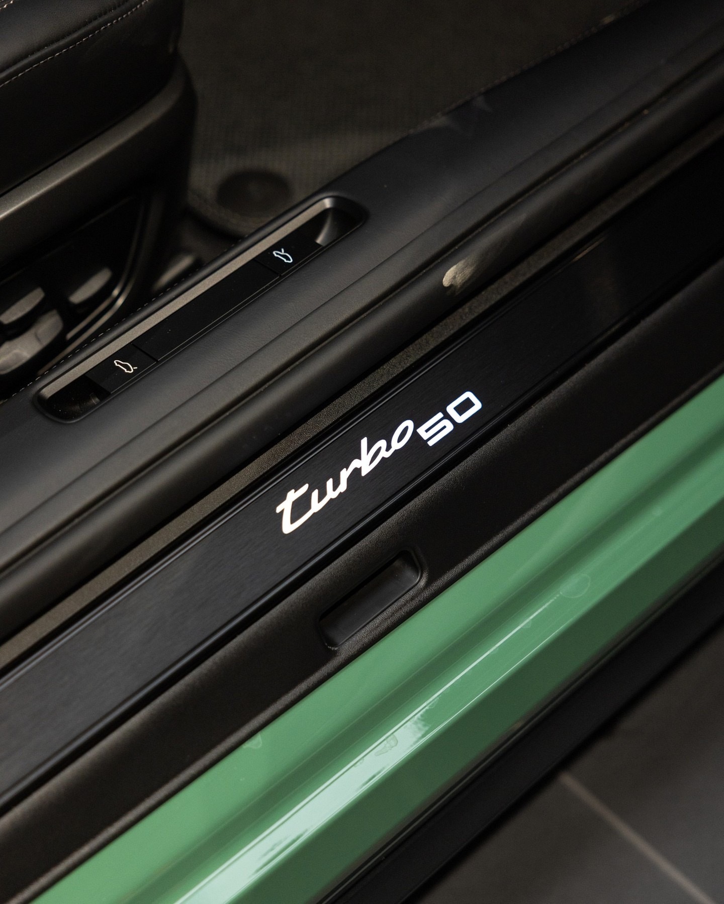 优雅的不像话啊！ 一个回归的标志，一个总能令人着迷的👏这款“涂鸦样品”Aura