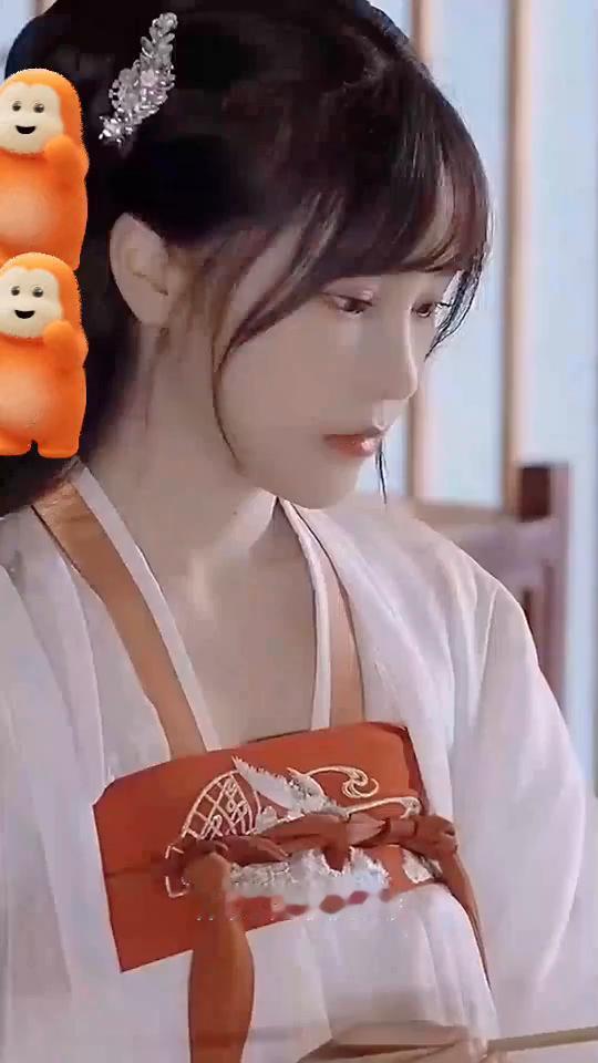 校后花园的树脚下刻着我们的名字。翻墙进西华公园的午后，阳光斑驳如诗。今日路上的马