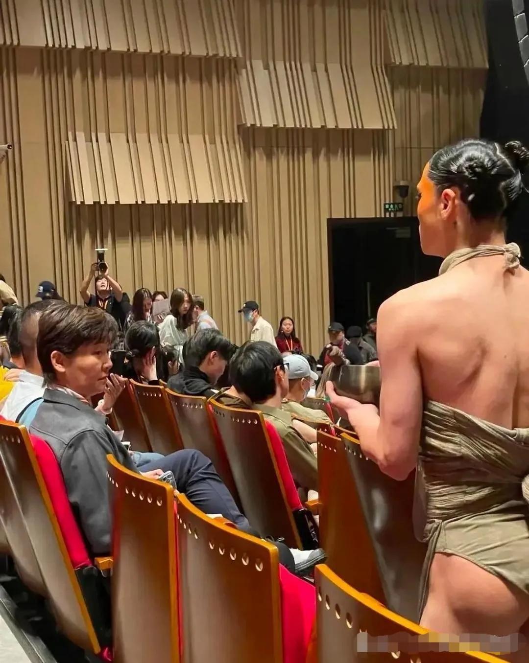 这是啥场面，看把我帆姐吓坏了都！[我想静静]