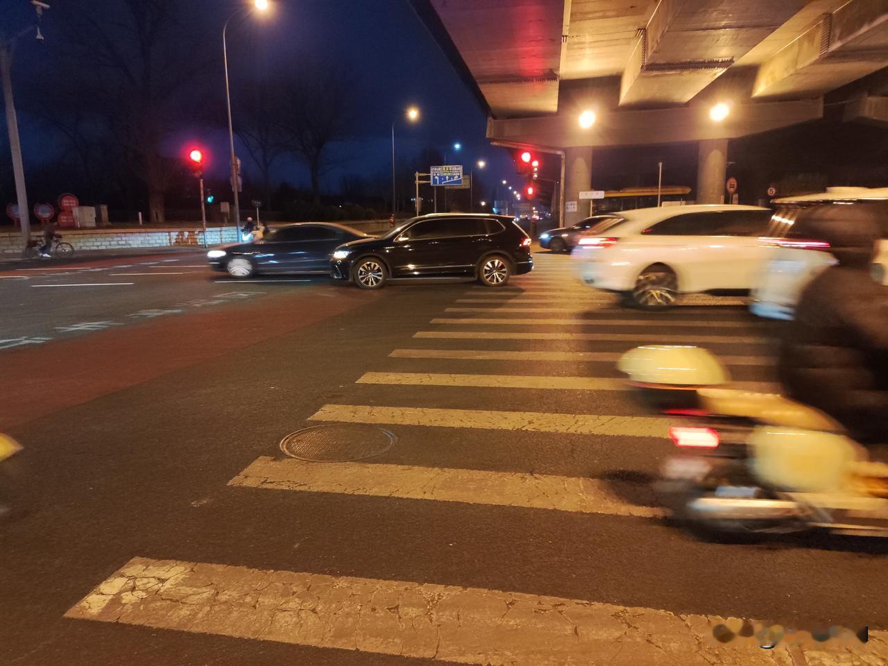 早起赶路的朋友，开车时一定不要因为车少就着急，超车变道一定要小心谨慎，赶路不在于