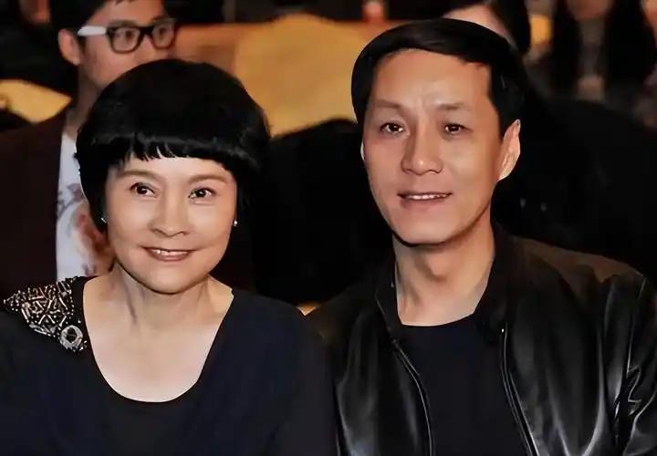 一次，冯远征带着老婆梁丹妮参加聚会，他的朋友十分无礼地说道：“远征，下次别带你老