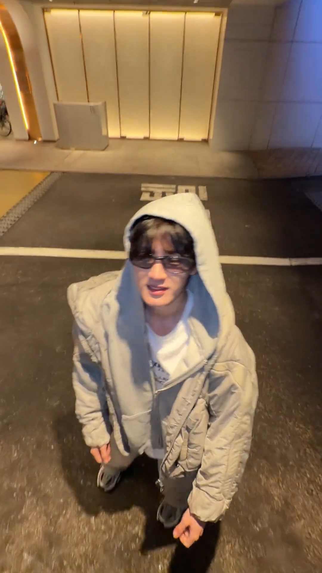 这是我同学，他刚刚帮我搬水来着，V我100请他喝奶茶 