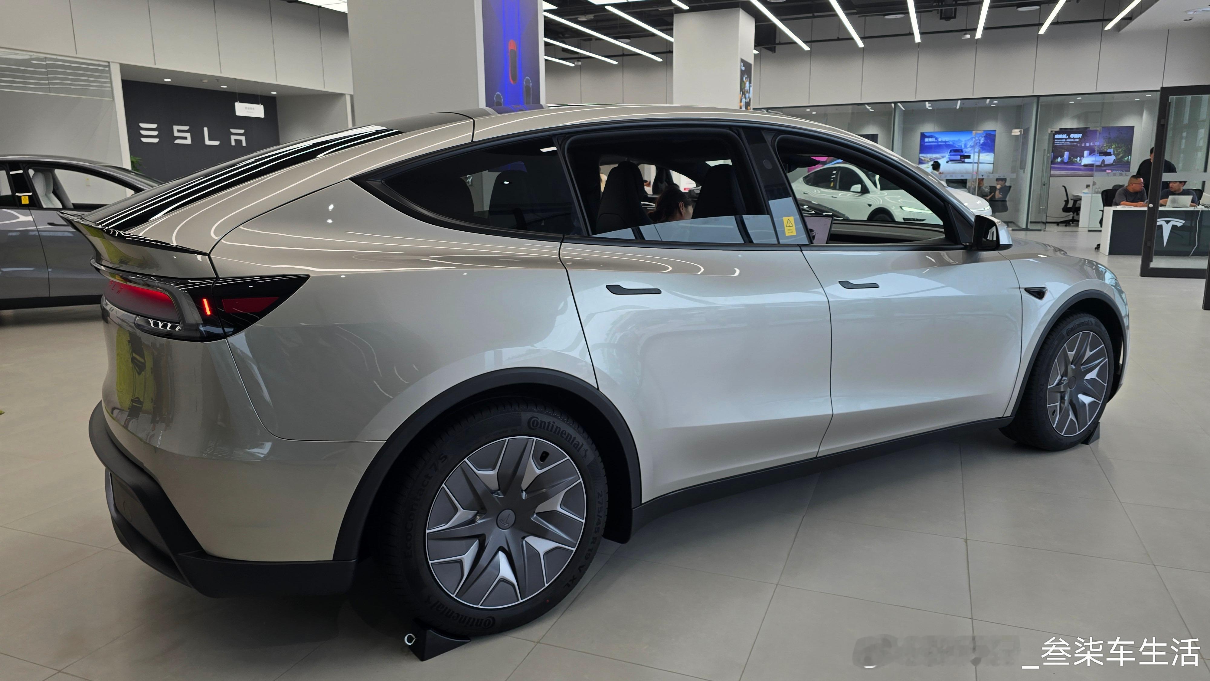 特斯拉Model Y L外观还挺顺眼，没有违和感，六座布局确实增加了乘坐的灵活性
