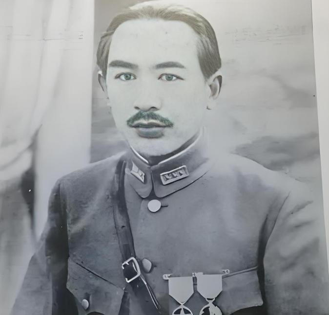 1944年，被调离新疆的盛世才，带着50辆卡车的家当路过陕西宝鸡的过程中，儿子看