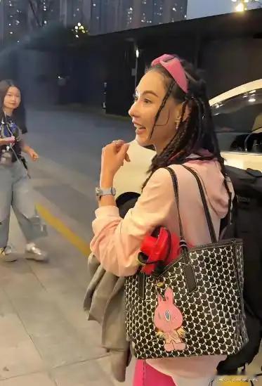 网友线下偶遇张柏芝，直言真人气质出众、长相亮眼。不少人感慨，她私下的模样和荧幕上